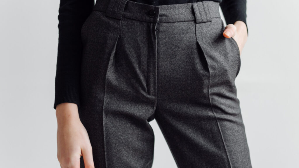 Pantalon de costume, jean flare ou chino : quel pantalon choisir pour une tenue parfaite au bureau ?